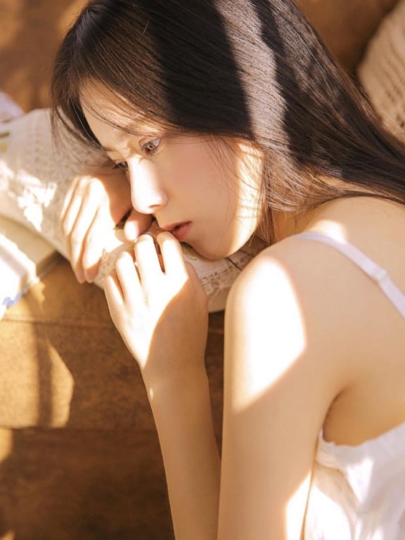 白色蕾丝裙美女温暖迷人味道