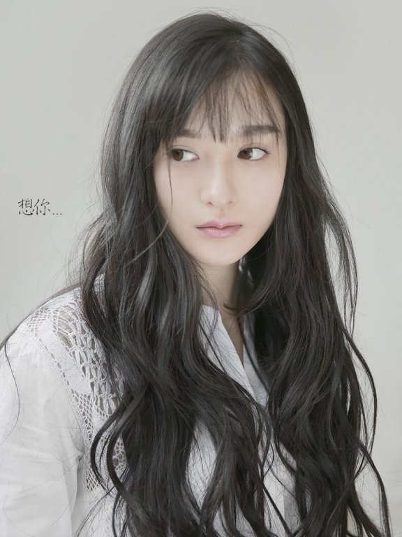 微卷长发女生温柔恬静散发女神魅力写真