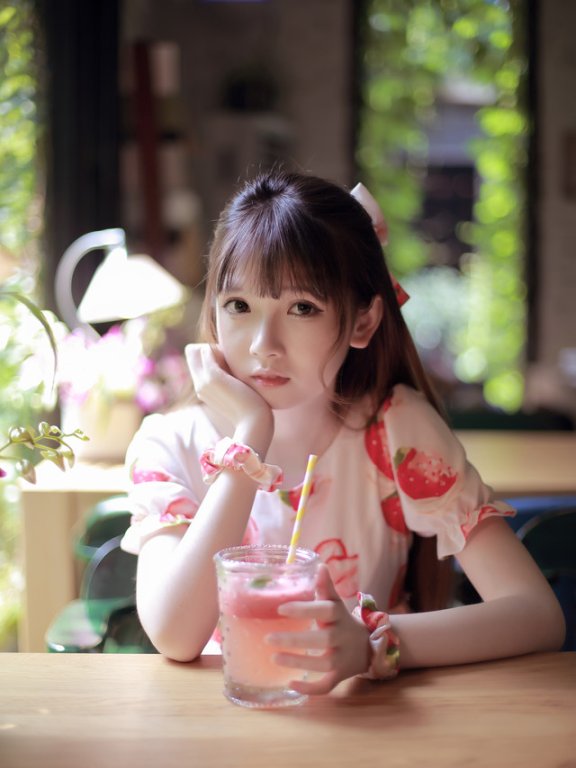 穿草莓裙的少女清纯迷人妆容精致图片