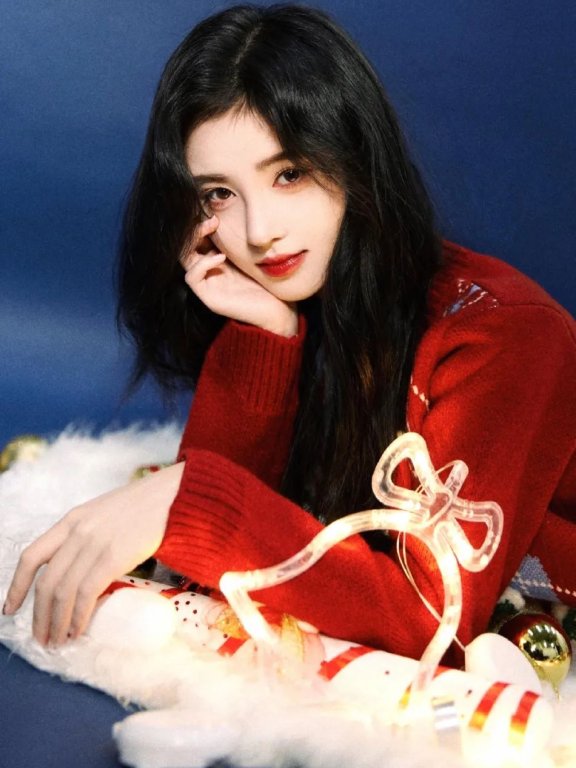 鞠婧祎穿红色毛衣超甜美!烈焰红唇明媚动人
