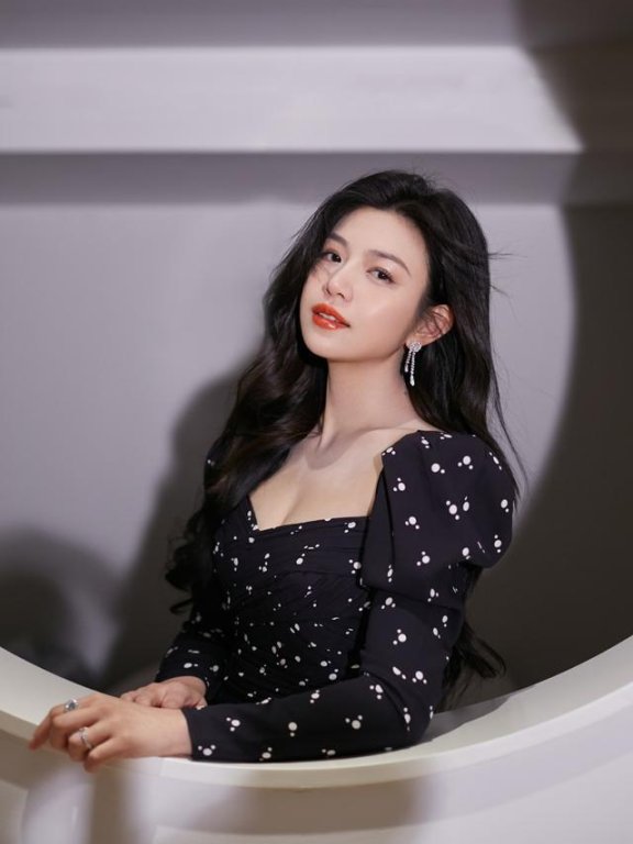 陈妍希瘦身后穿“大领口”波点裙曲线饱满,这造型真减龄