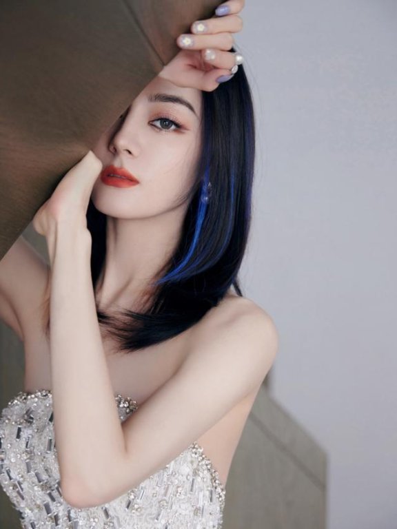 热巴蓝色挑染发型配抹胸亮片裙性感又时髦,火辣身材藏不住