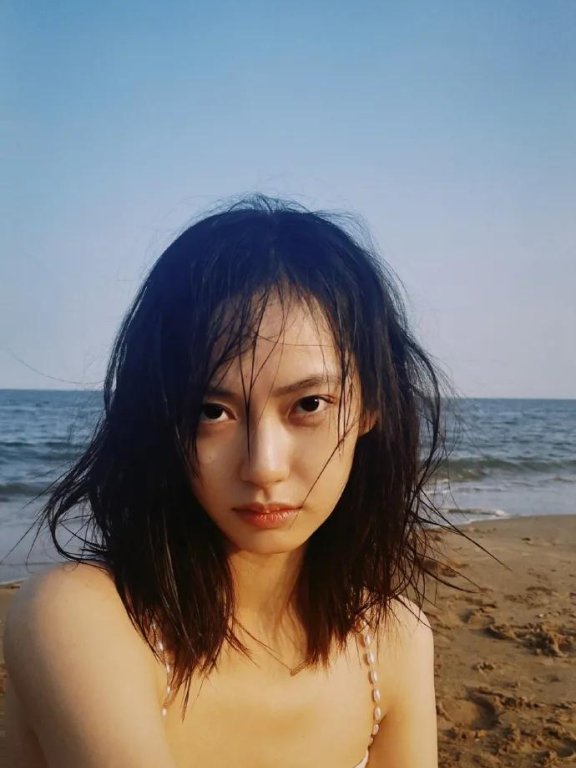 《误杀2》陈雨锶晒吊带抹胸美图!大秀白皙的香肩和胳膊
