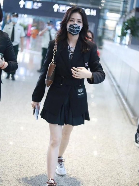 白鹿机场街拍:上身御姐西装配下身萌妹短裙,太会穿了