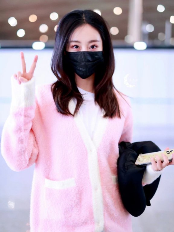 祝绪丹机场街拍：蓝粉穿搭温柔甜美，冬季氛围感满满