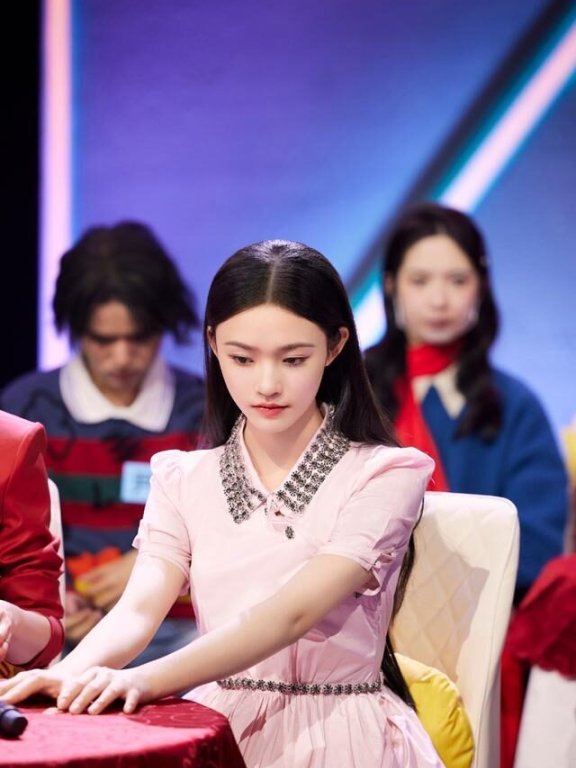 林允穿粉裙打扮似邻家女,清纯甜美好养眼