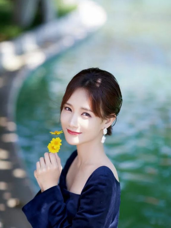 李一桐复古连衣裙造型太美丽!方领秀精致锁骨笑容比花还灿烂