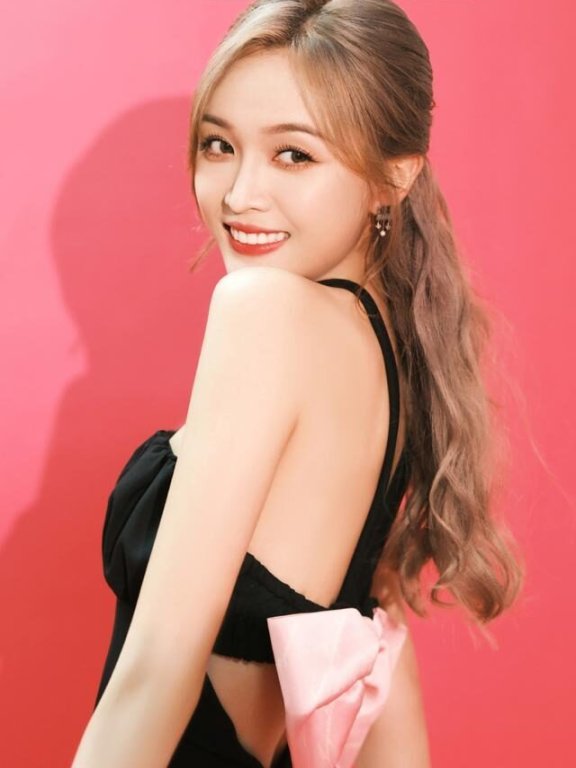 吴宣仪小黑裙打扮纯欲风满分,身材性感让人羡慕