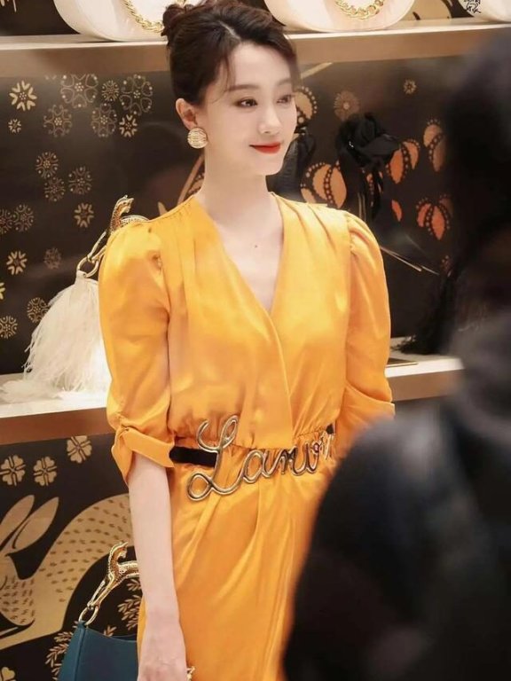 张小斐黄裙造型出席活动,气质提升了不少