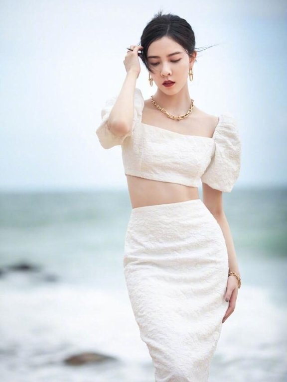 宋妍霏装衣服马甲线清晰撩人,一般人驾驭不了