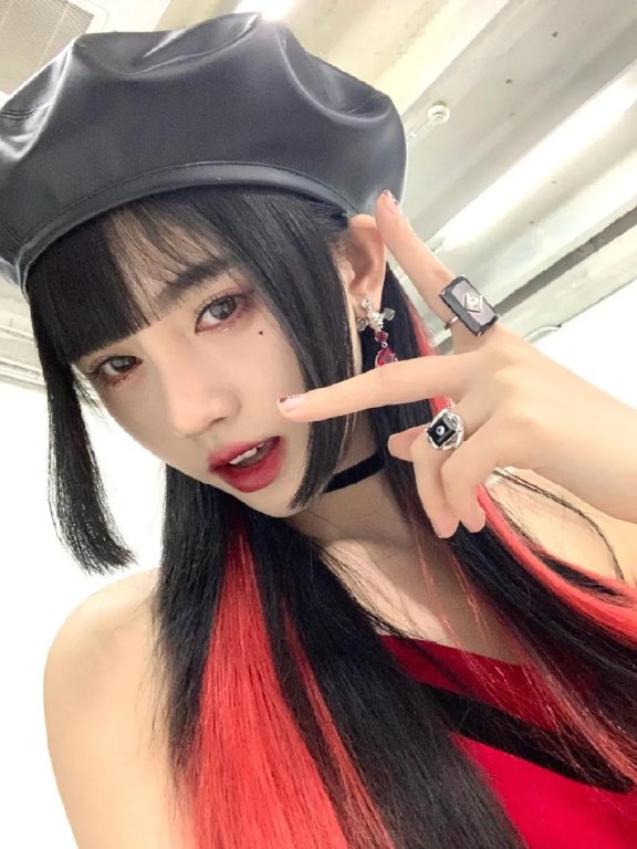 鞠婧祎穿红色衣服戴贝雷帽超美艳!大秀香肩性感撩人
