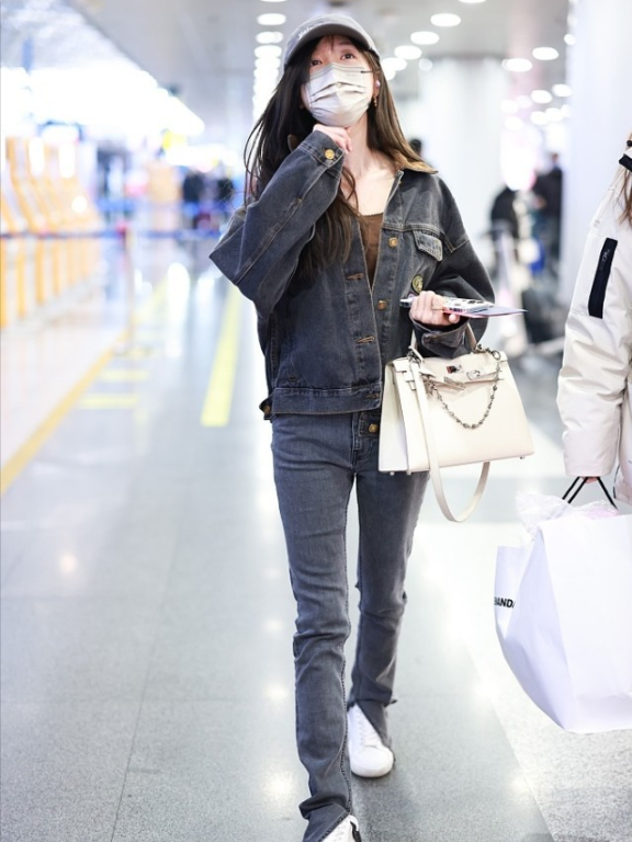 吴宣仪街拍包包太有特色,手挎贵妇包贵气十足