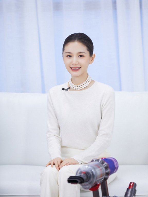 王子文穿奶白色羊绒套装,知性又有女人味