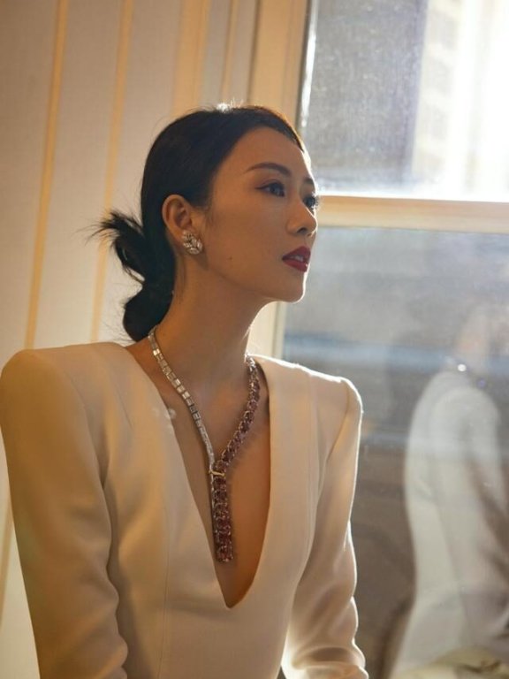 童瑶穿短裙深V开到腹部,气场真强大