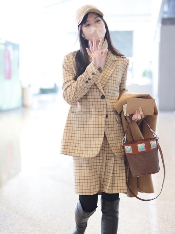 文咏珊穿格纹套装挺知性,配大衣打扮太高级