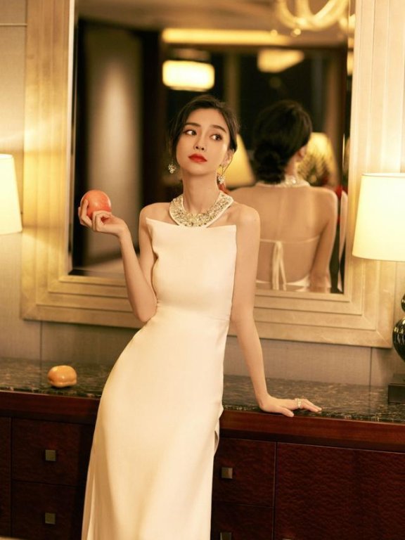 Angelababy“大尺度”穿搭走红毯,穿露背裙还开高叉