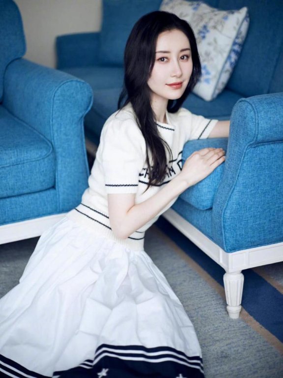 舒畅白色造型干净纯洁,穿搭简单却很接地气