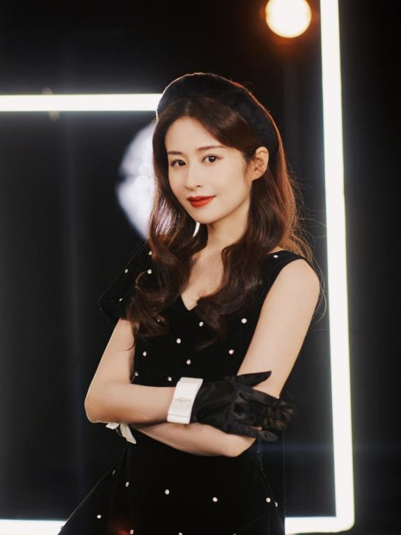 颖儿瘦身十年美上央视,穿小黑裙打扮似复古女郎