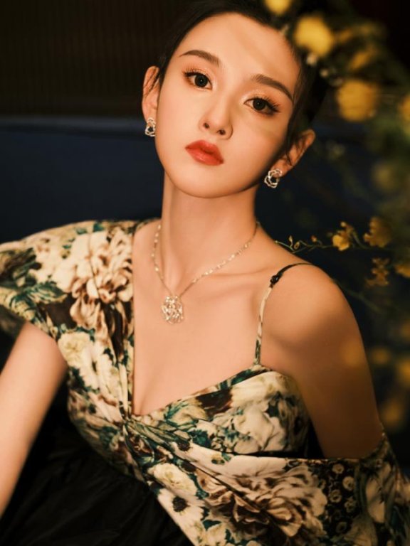 宋祖儿穿吊带裙走红毯,身材太有料