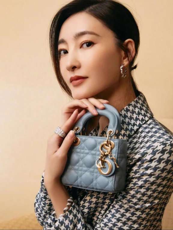 王丽坤穿千鸟格套装超显身材,优雅不失小女生感
