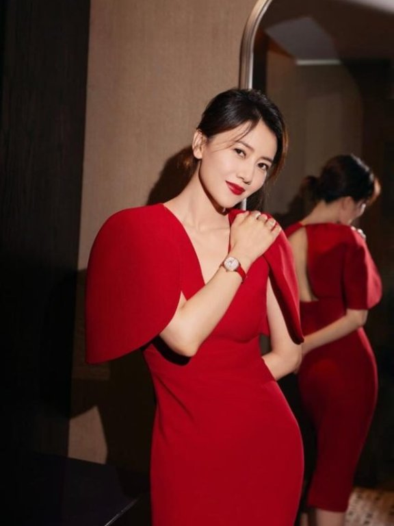 高圆圆穿红裙曲线惊艳,女友身材超性感