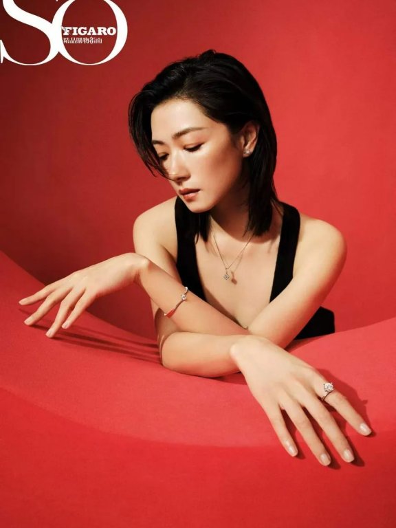 万茜红色光影写真图片超美艳!时尚魅力不可小觑