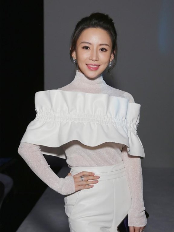 潘晓婷全白穿搭都一点不单调,不露身材也高级