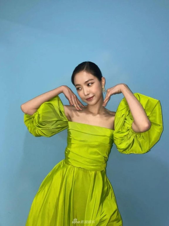 孙娜恩穿抹胸长裙秀白皙香肩!婀娜多姿身材惊艳