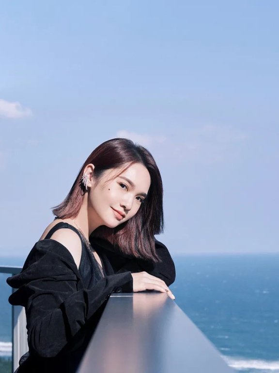 杨丞琳穿露肩黑裙太美艳!温柔秀逸太有女人味