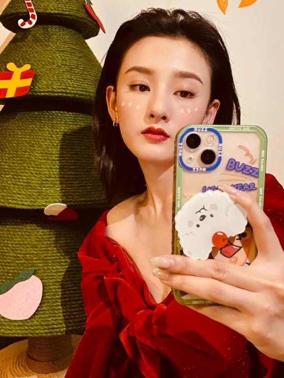 宋祖儿穿红色圣诞衣裙很甜美!大长腿性感美艳