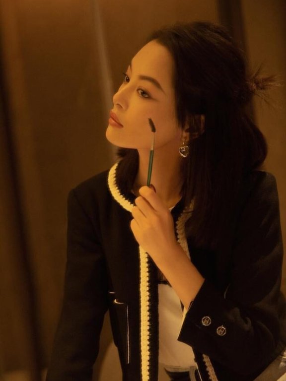 辛芷蕾穿基础款就出席发布会,身材比例真优越