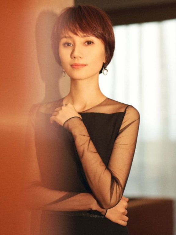 女人上了年纪适合什么发型?学陈数袁泉剪短发减龄又有气质