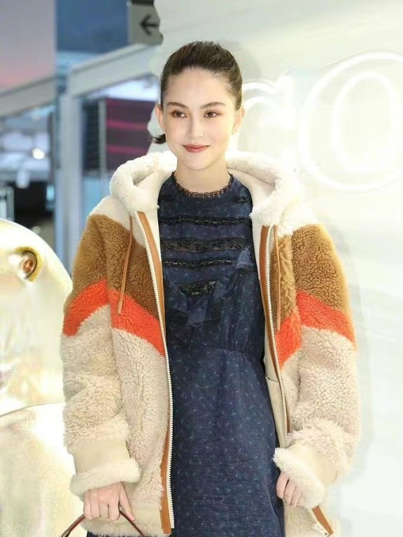 昆凌羊毛羔打扮俏皮又温柔,人美怎么穿都高级