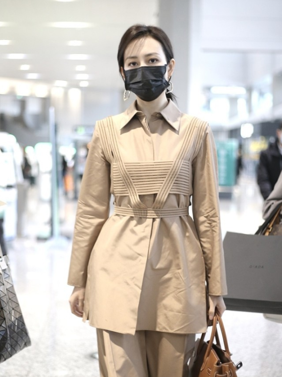 王鸥穿浅咖色套装机场街拍太高级，赚足了回头率