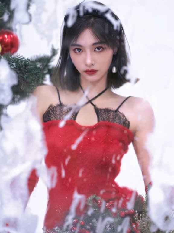 许佳琪穿红色蕾丝吊带裙秀长腿!魔鬼身材火辣性感