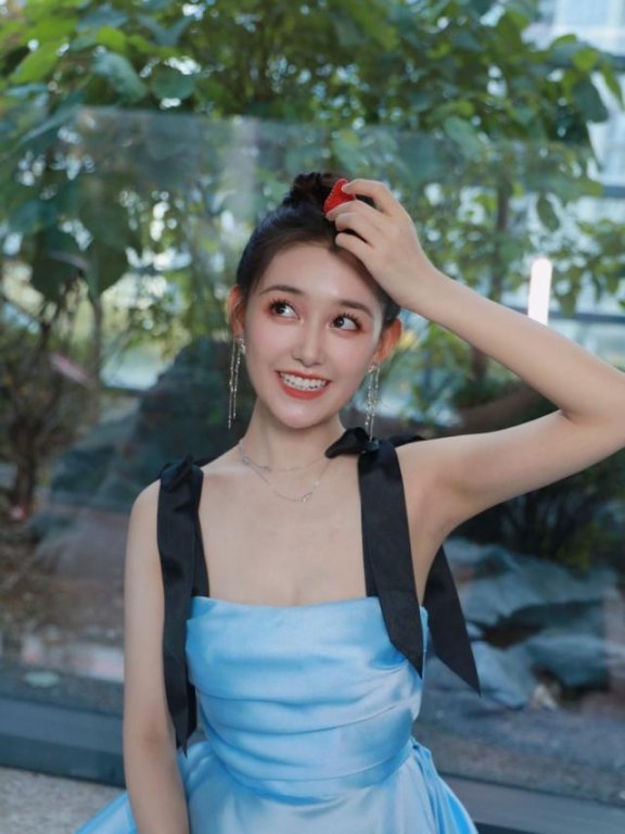 20岁蒋依依穿低胸扮在逃公主,身材太好令人羡慕