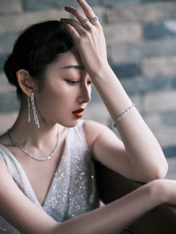 蒋梦婕白裙开高叉曲线惊艳,穿出了高级优雅感