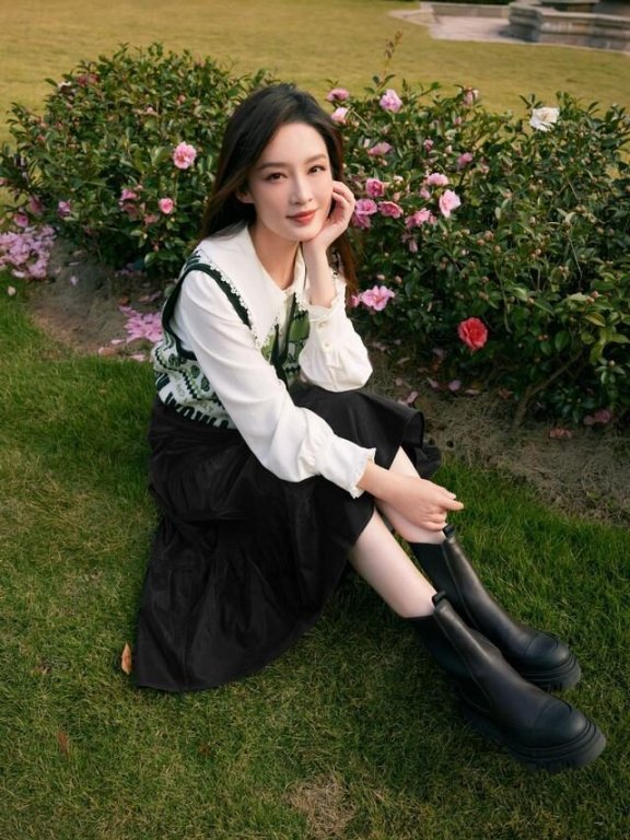 李沁针织背心叠穿打扮如邻家女孩,简单却气质清纯