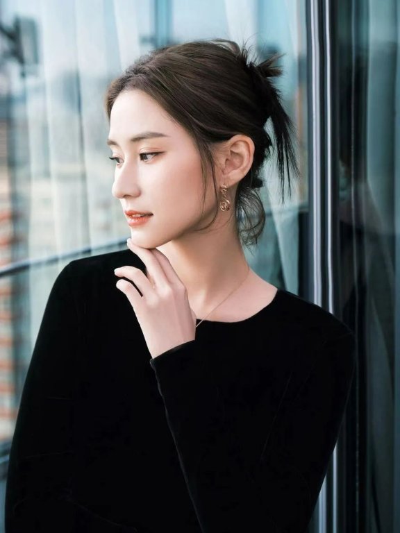 赌王千金何超莲穿黑丝绒长裙超美!诠释白富美女星优雅魅力