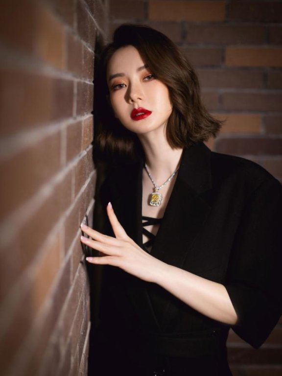 戚薇西装短裙配烈焰红唇成女霸总模板,性感又大气
