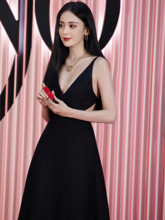 古力娜扎穿裹胸吊带长裙,穿出了优雅造型感