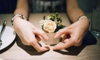 男人不爱老婆还会碰她吗