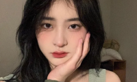 带女儿对着镜子练习动作 我这都是为了她好
