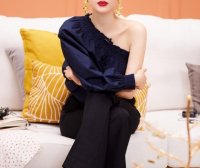 王子文恋爱后穿斜肩上衣秀迷人美肩,烈焰红唇凹出大气场