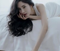 杨幂穿白色露腰开叉长裙,性感不失高级