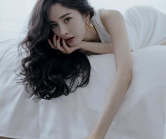 杨幂穿白色露腰开叉长裙,性感不失高级