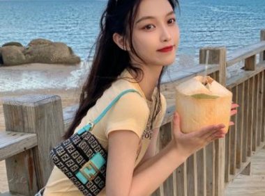 我被同桌按在桌上动弹不得 我却不敢反抗