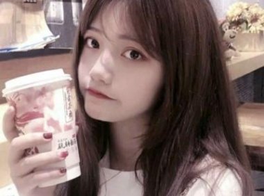 男孩坐在木马的木棒上写作业 他被关在了游乐场