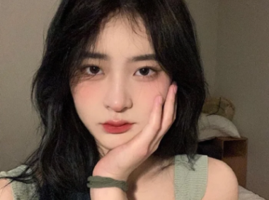 带女儿对着镜子练习动作 我这都是为了她好