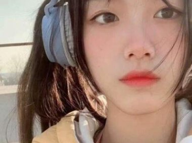 异性碰到手或者胳膊不闪躲是什么意思?